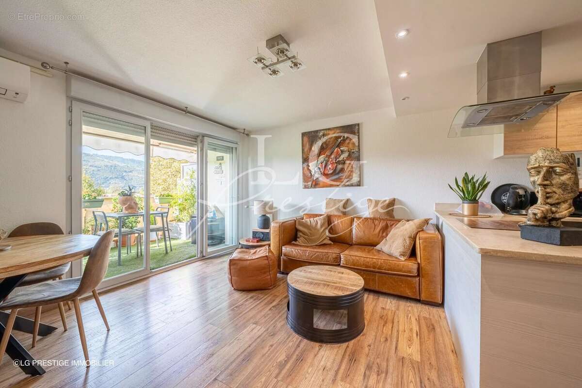 Appartement à LA ROQUETTE-SUR-SIAGNE