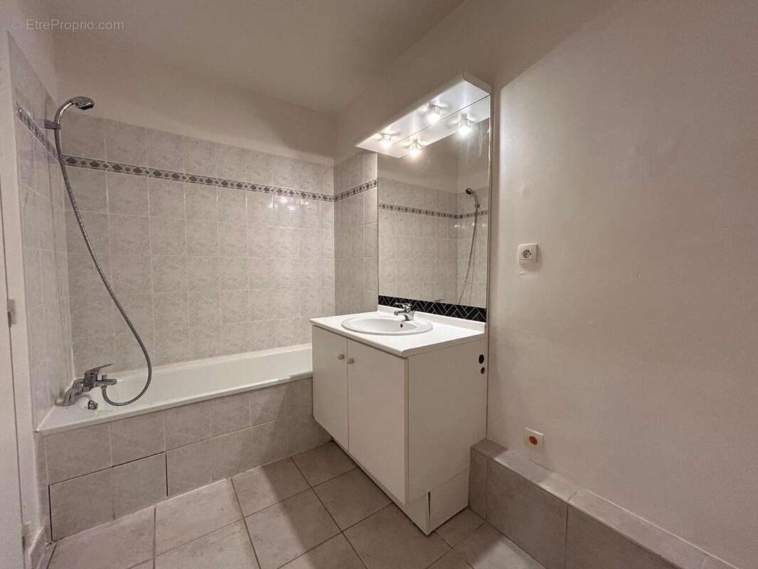   - Appartement à VILLEURBANNE