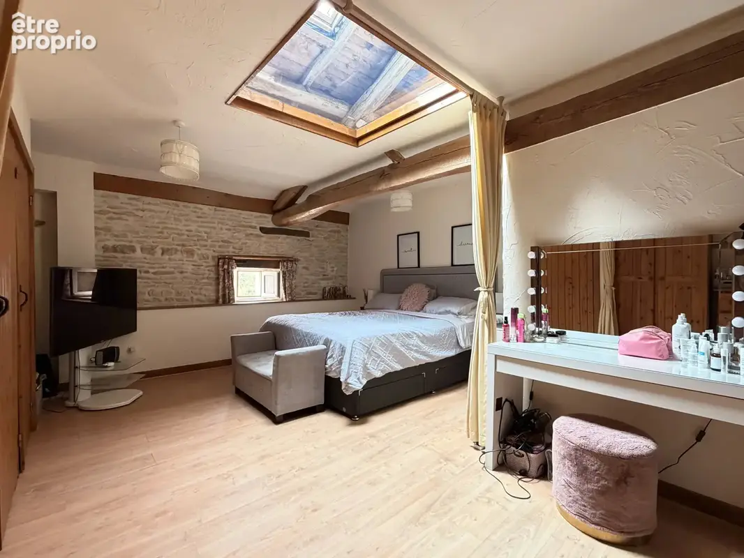 Propriété de caractère exceptionnelle avec gîte, vaste grange et nombreux bâtiments – proche de Civray - photo 9