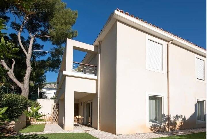 Appartement à LE REVEST-LES-EAUX