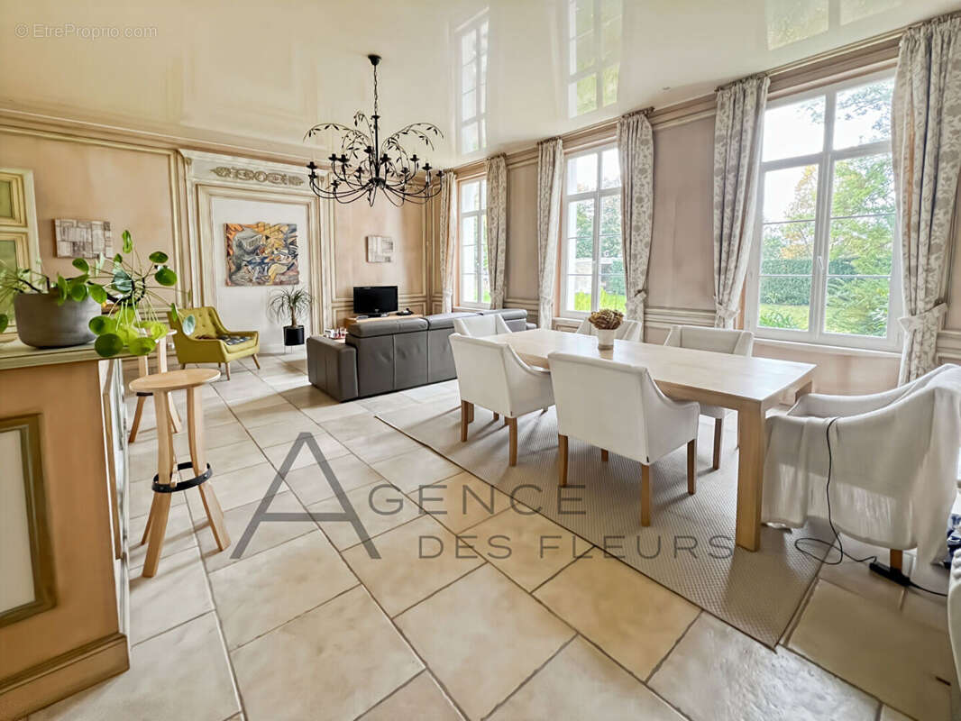 Appartement à PARIS-1E