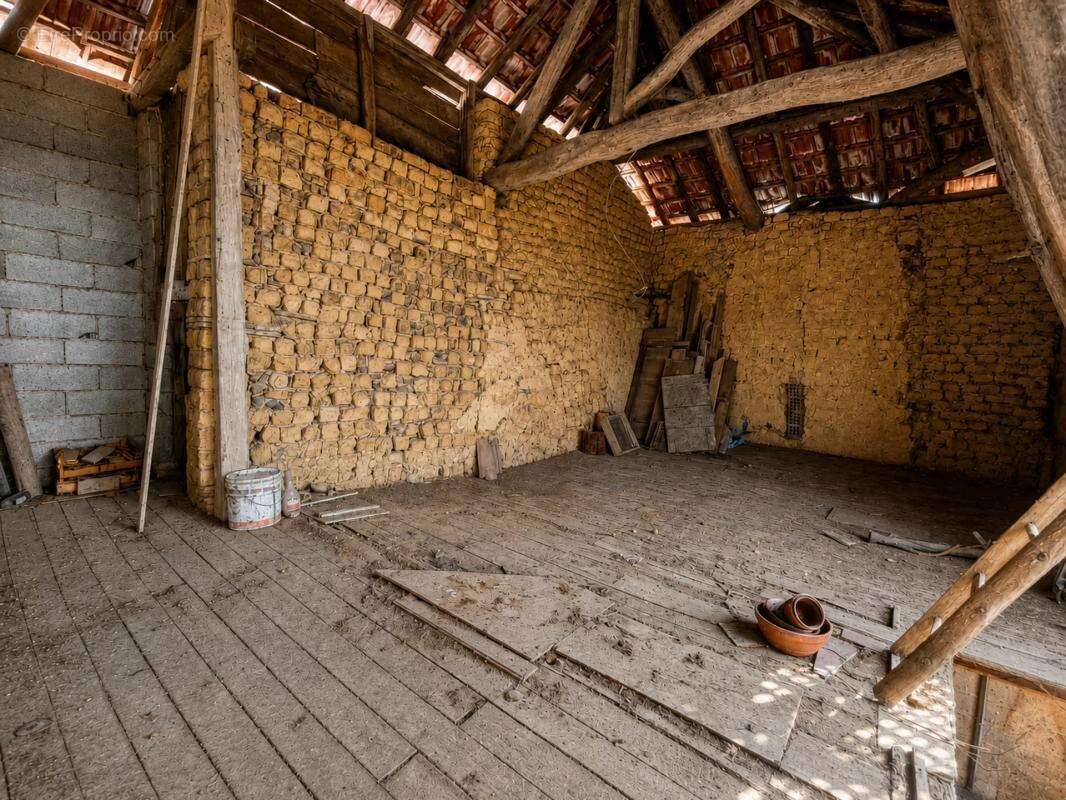 Maison de 130,94 m² à rénover avec dépendances et jardin - photo 13
