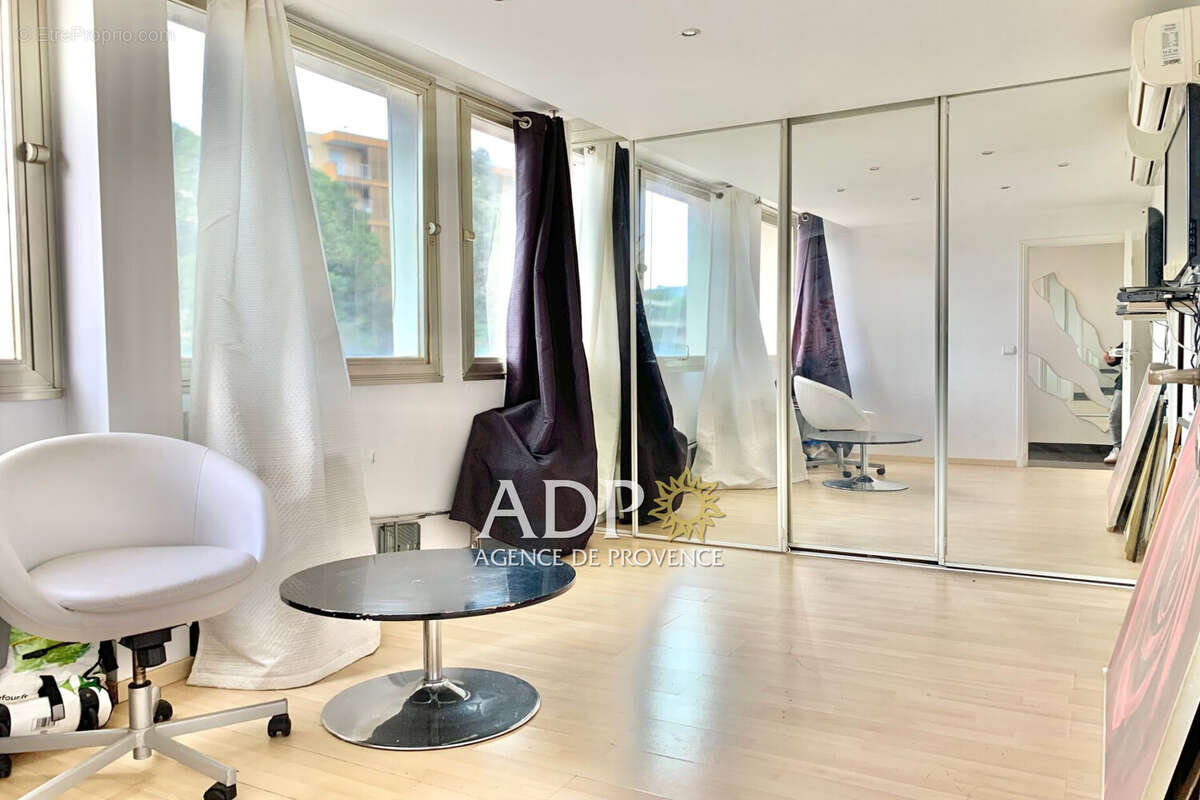 Commerce à MANDELIEU-LA-NAPOULE