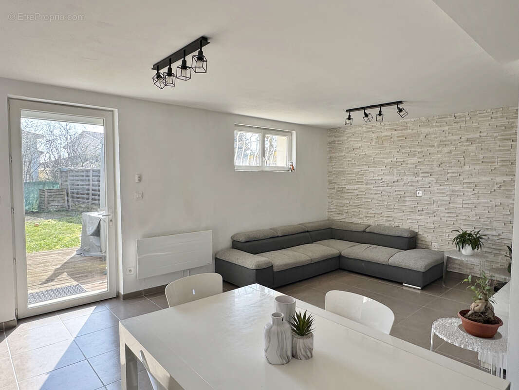 Appartement à GREZIEU-LA-VARENNE