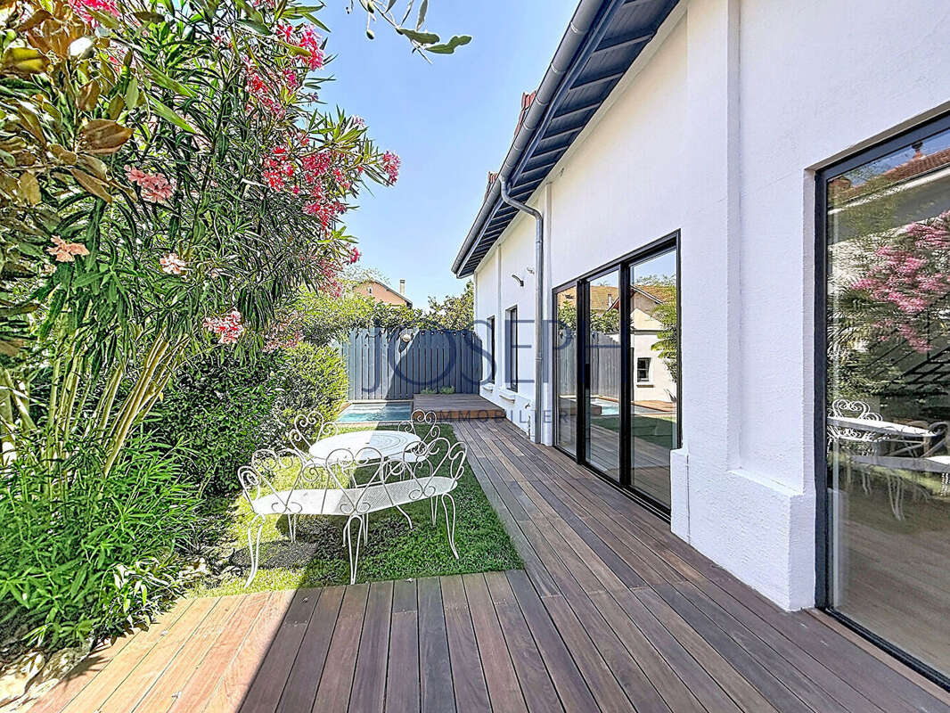 Cote pavee, maison t7 avec jardin et piscine. - photo 2