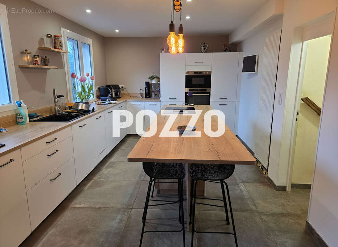 A VENDRE Maison de 250 m² Saint Martin- des- Besaces 14350. - photo 4