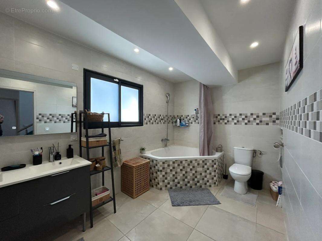 Maison à MONTELIMAR