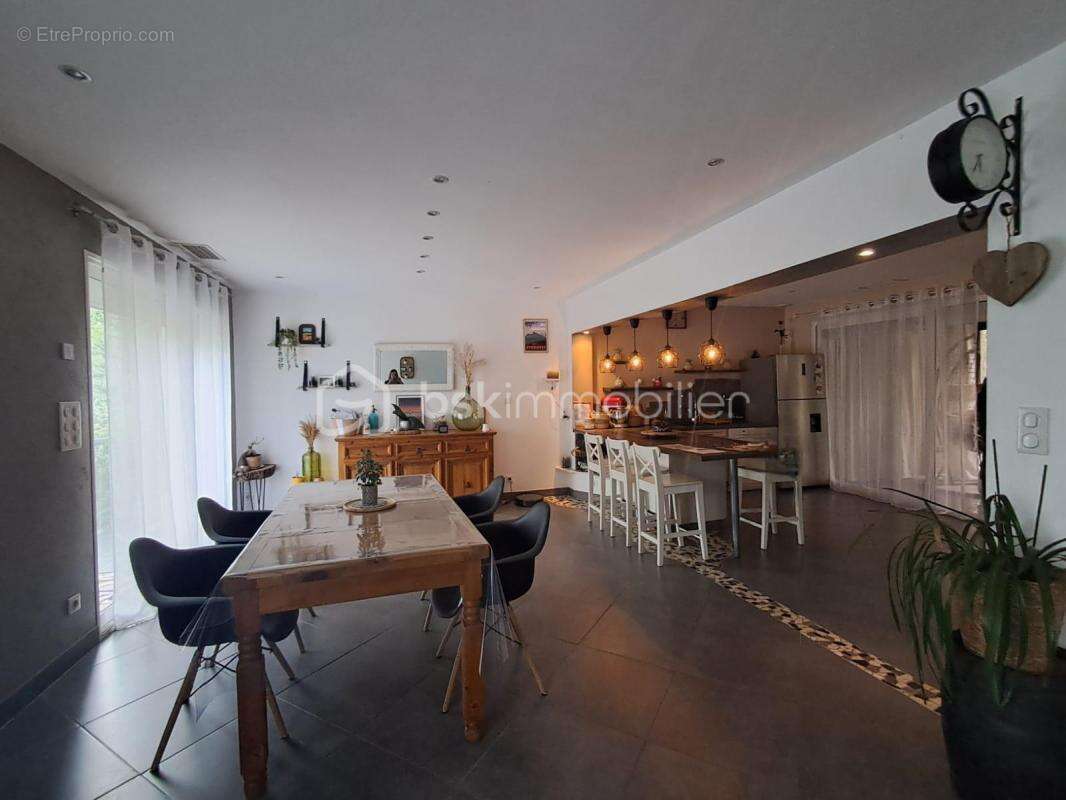 Charmante maison rénovée de 156 m² avec piscine et jardin - photo 4