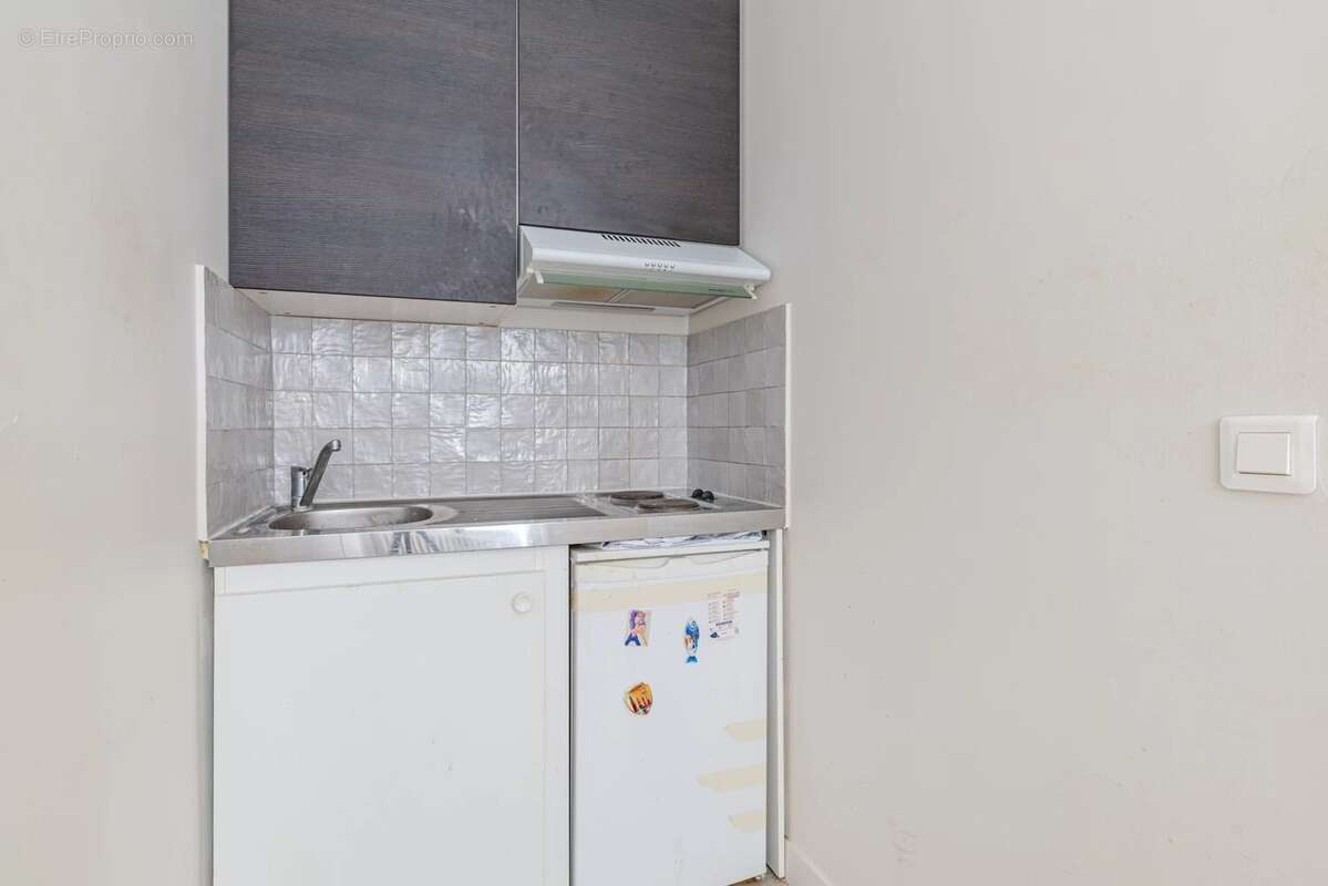 75017 - rue faraday - studio - belle hauteur sous plafond - photo 7