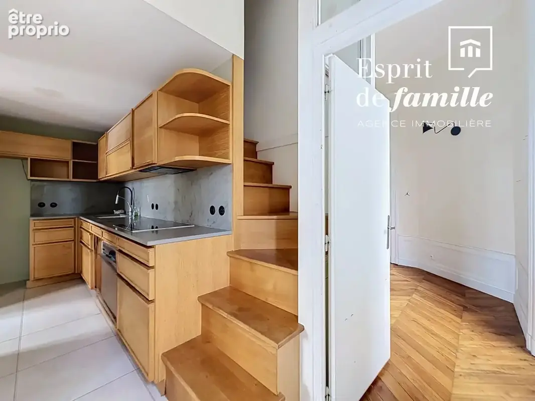 QUAI JEAN-JACQUES ROUSSEAU – Appartement de réception de 122 m² dans une maison bourgeoise - photo 9