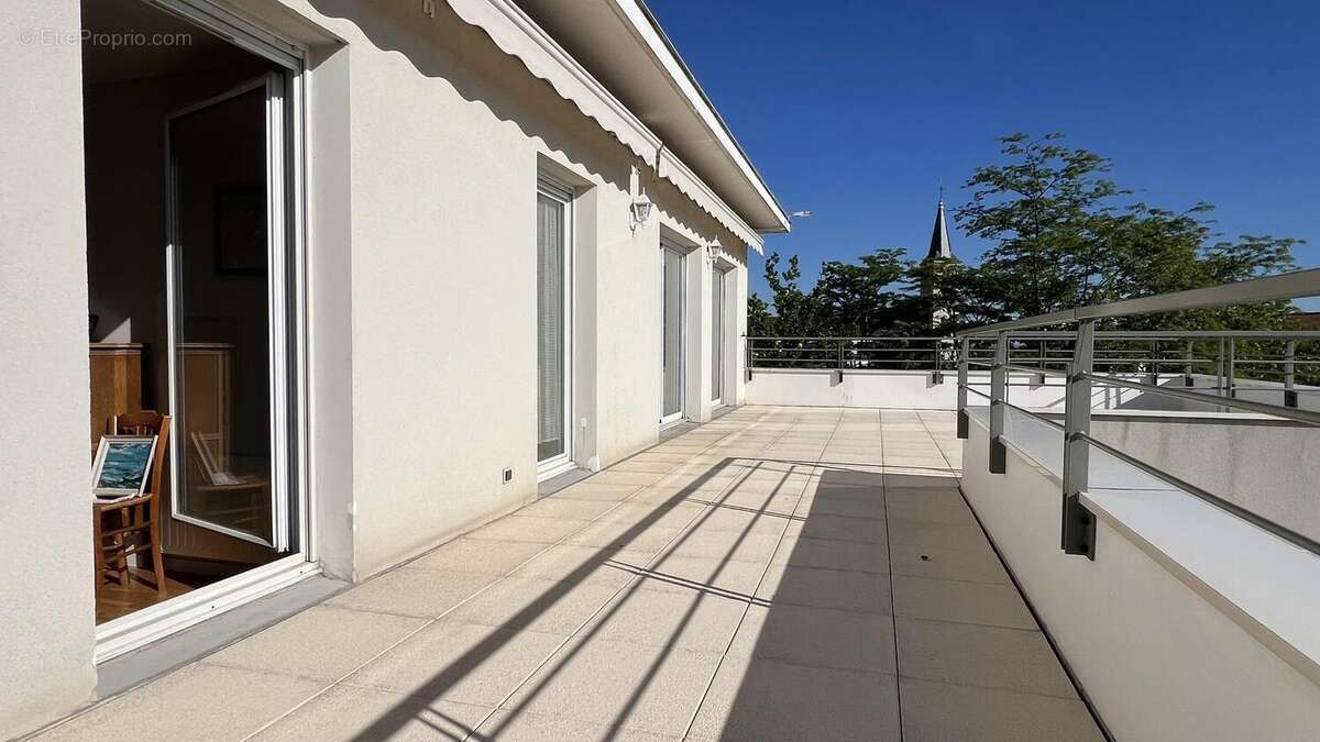 Photo 1 - Appartement à LA TOUR-DE-SALVAGNY