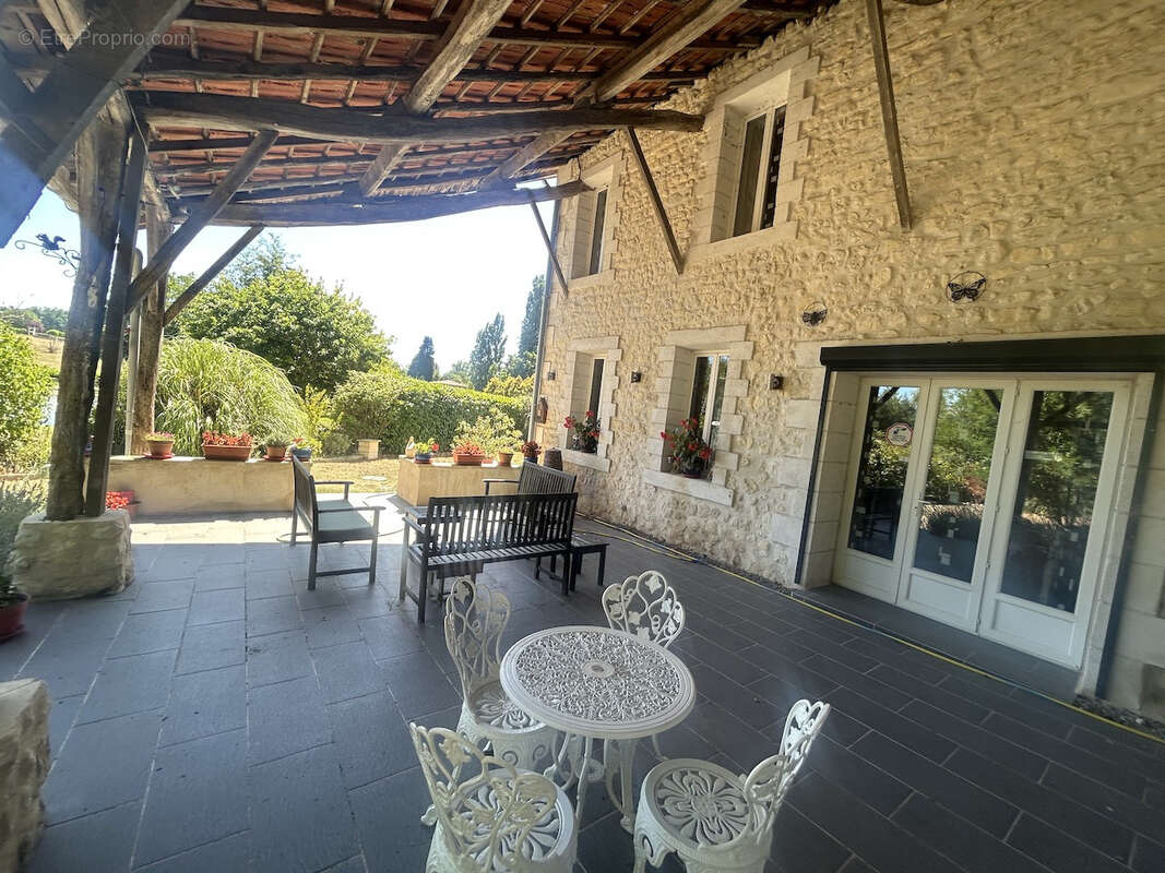 Magnifique maison en pierre renovée, avec vues,  sur terrain d'environ 1162m2 - photo 4