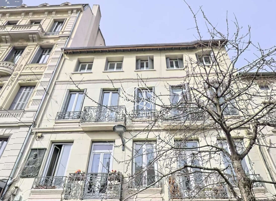 Appartement 570 m² à Saint-Etienne  - photo 2