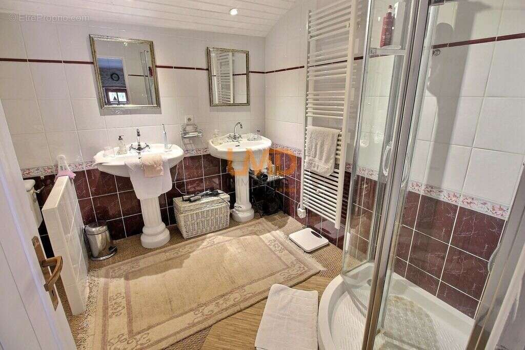 Maison de charme avec piscine et dépendances – 218 m² – (17400) - photo 13