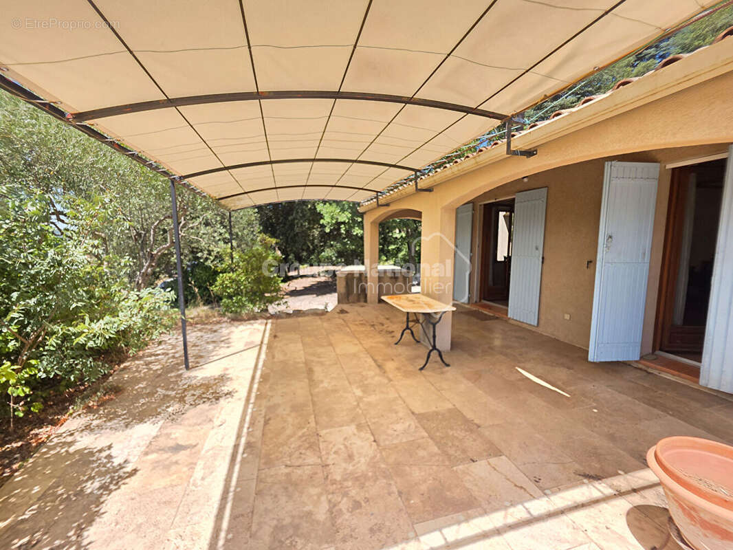 Greoux les bains  maison plain pied avec terrain de 2500m². - photo 4