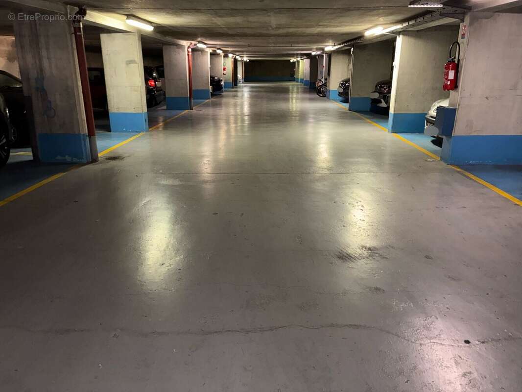 Parking à PARIS-11E