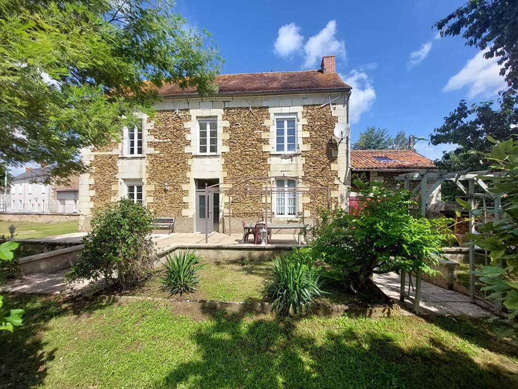 Maison à LENCLOITRE