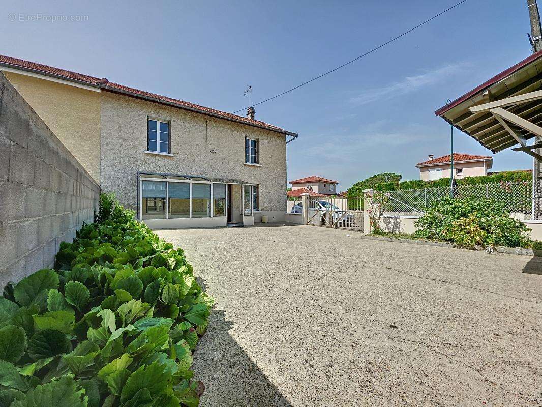 Maison à SAINT-PIERRE-DE-CHANDIEU