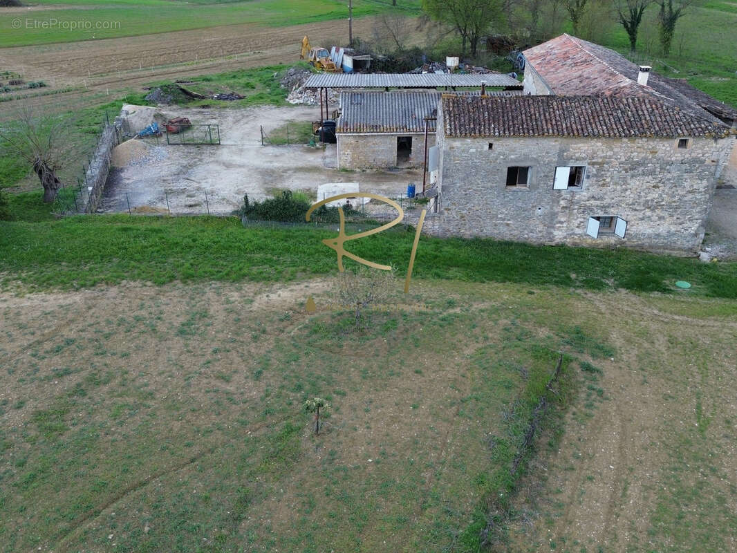 Maison à SAINT-JEAN-DE-MARUEJOLS-ET-AVEJAN