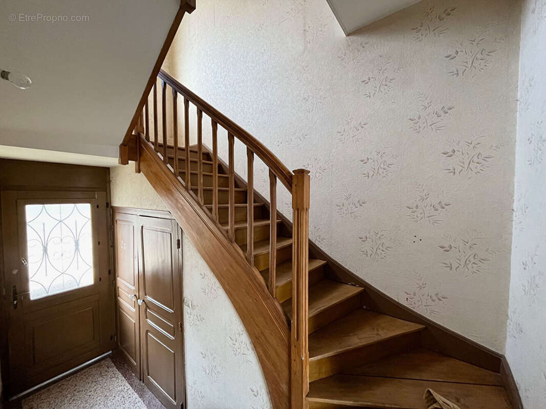 Maison à rénover avec grenier et jardin, beau potentiel - photo 4