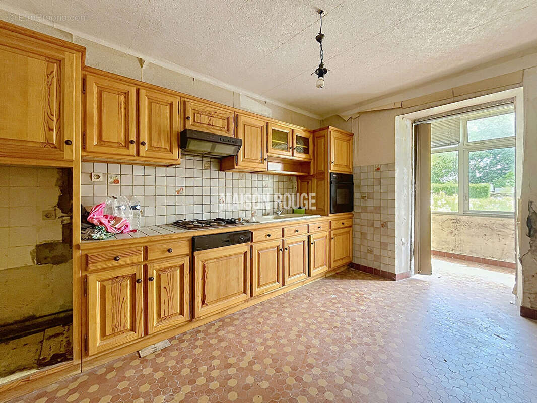 TRESSE - Maison en pierre à rénover avec jardin de 900 m², garage et beau potentiel d'aménagement - photo 2