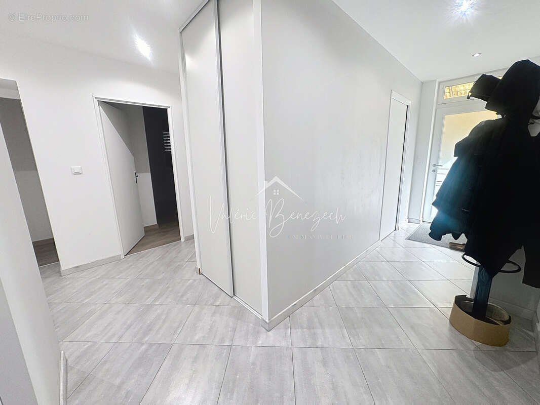 Appartement T4 rénové avec terrasse et garage - photo 11