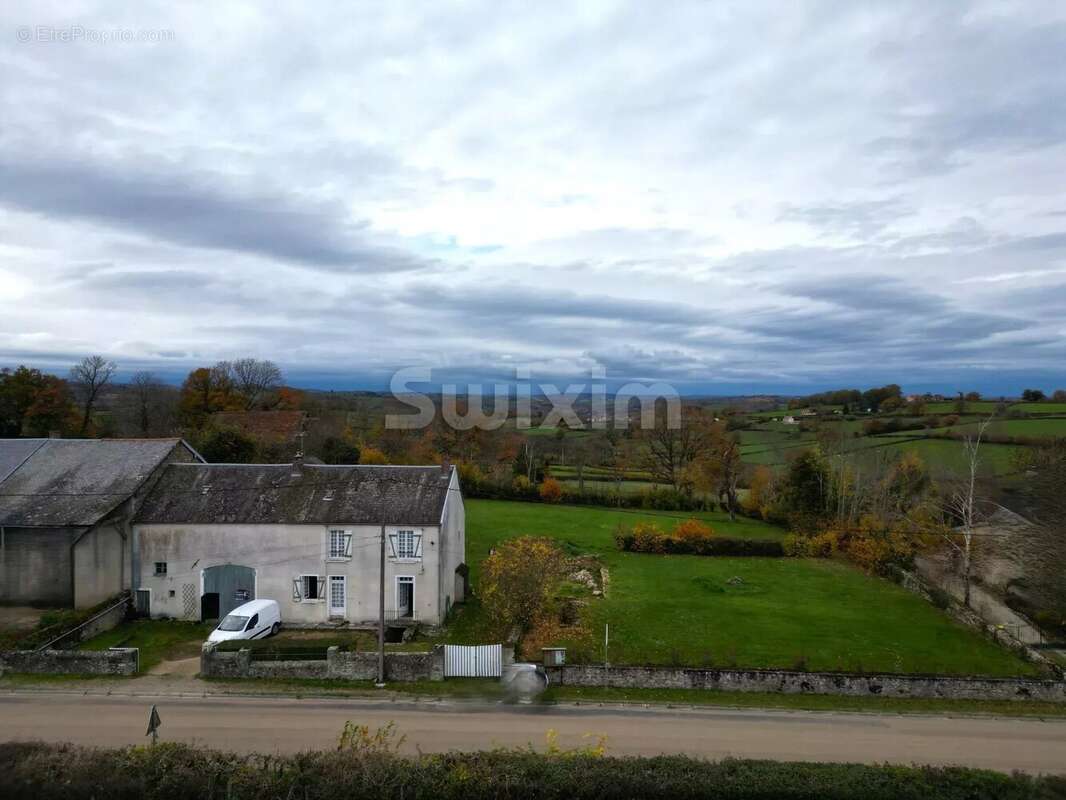 Maison à QUARRE-LES-TOMBES