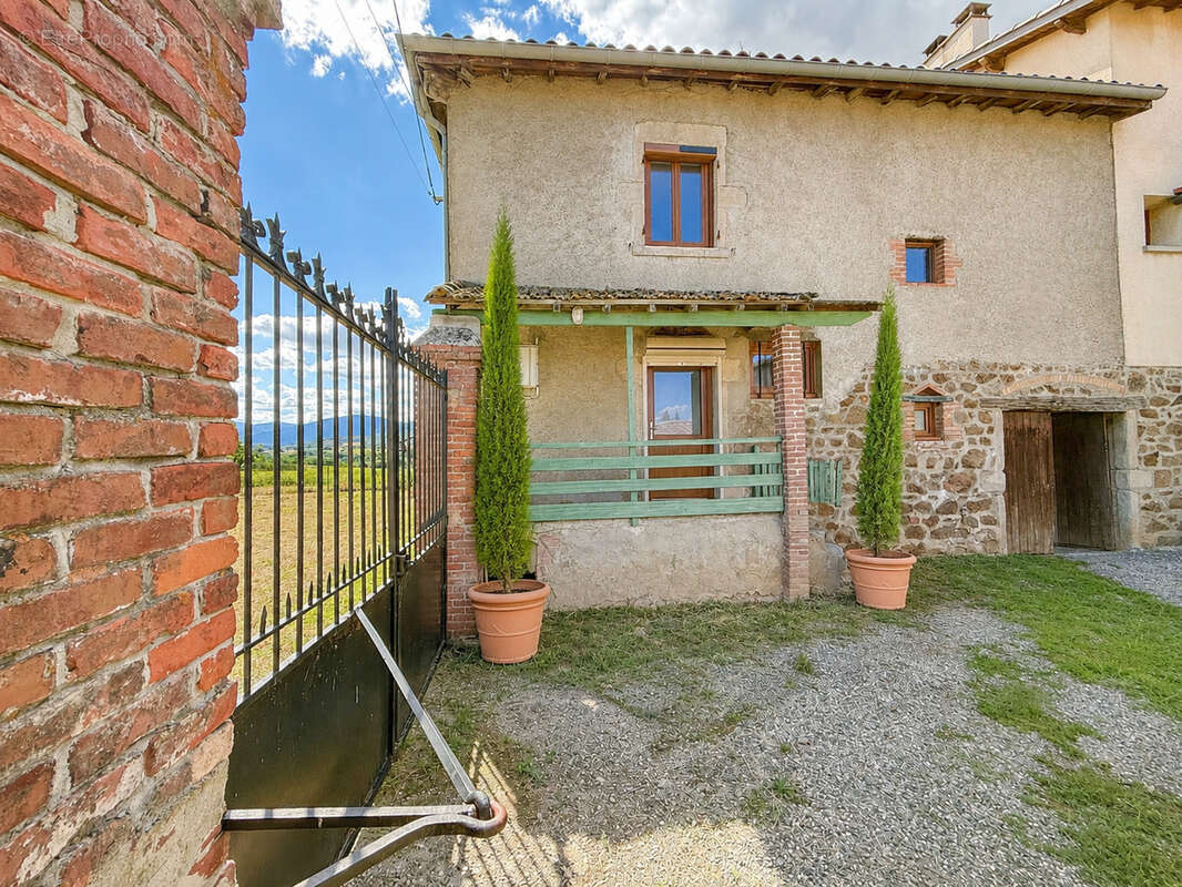 Maison en pierres 95 m2 habitables sur 1000 m2 de terrain avec dépendances - Secteur privilégié de CONDRIEU - photo 4