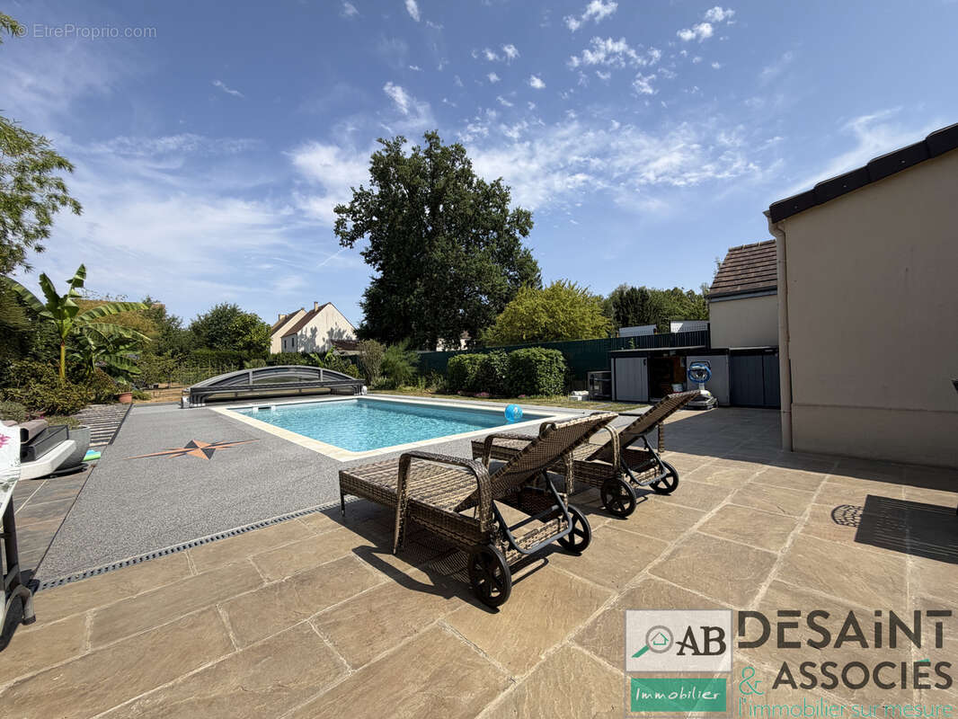 Maison à vendre - 5 chambres - piscine chauffée - Villeneuve Saint Denis - photo 15