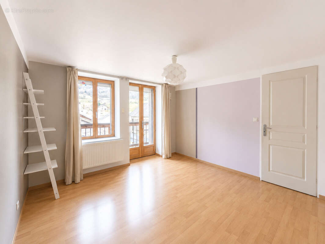 Secteur Sonnaz ancienne ferme rénovée d'environ 242 m2 avec un T2 indépendant - photo 12