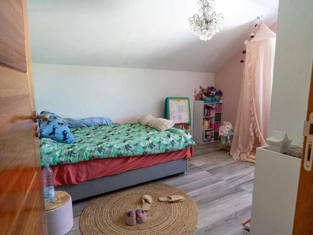 Maison 110 m² à Sainte-Suzanne  - photo 9