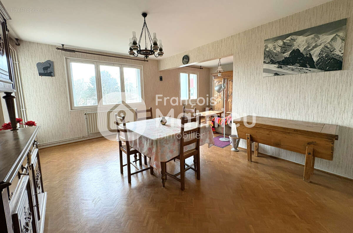 Appartement à PERONNAS