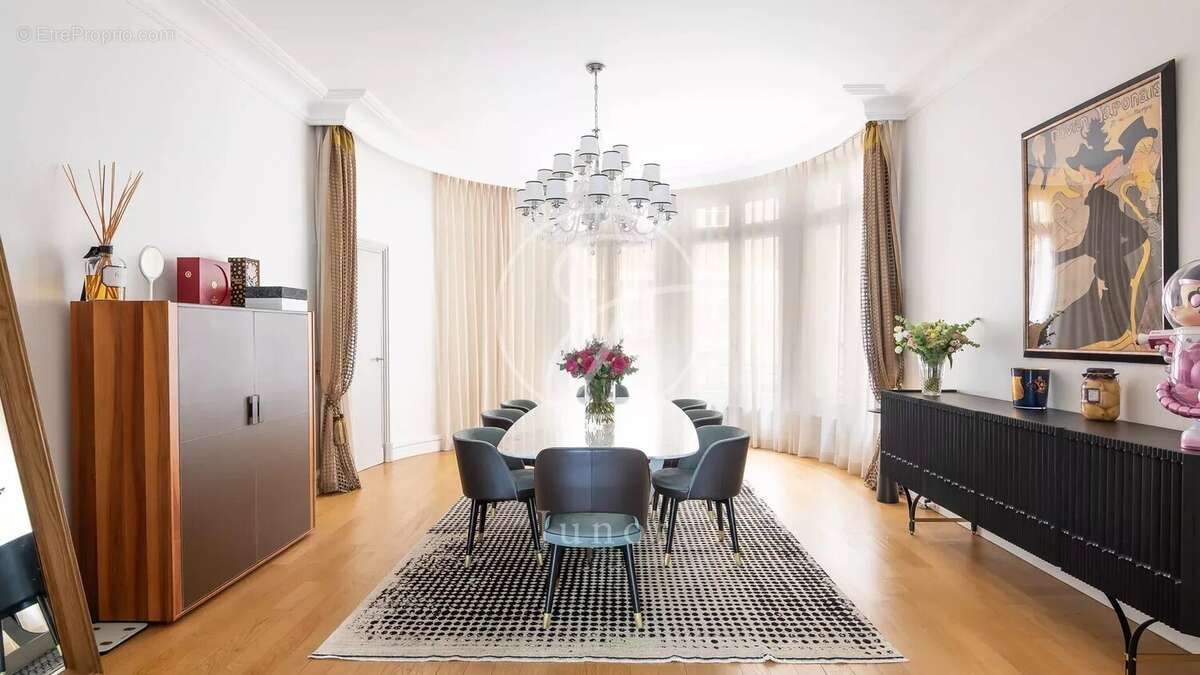 Appartement à PARIS-16E