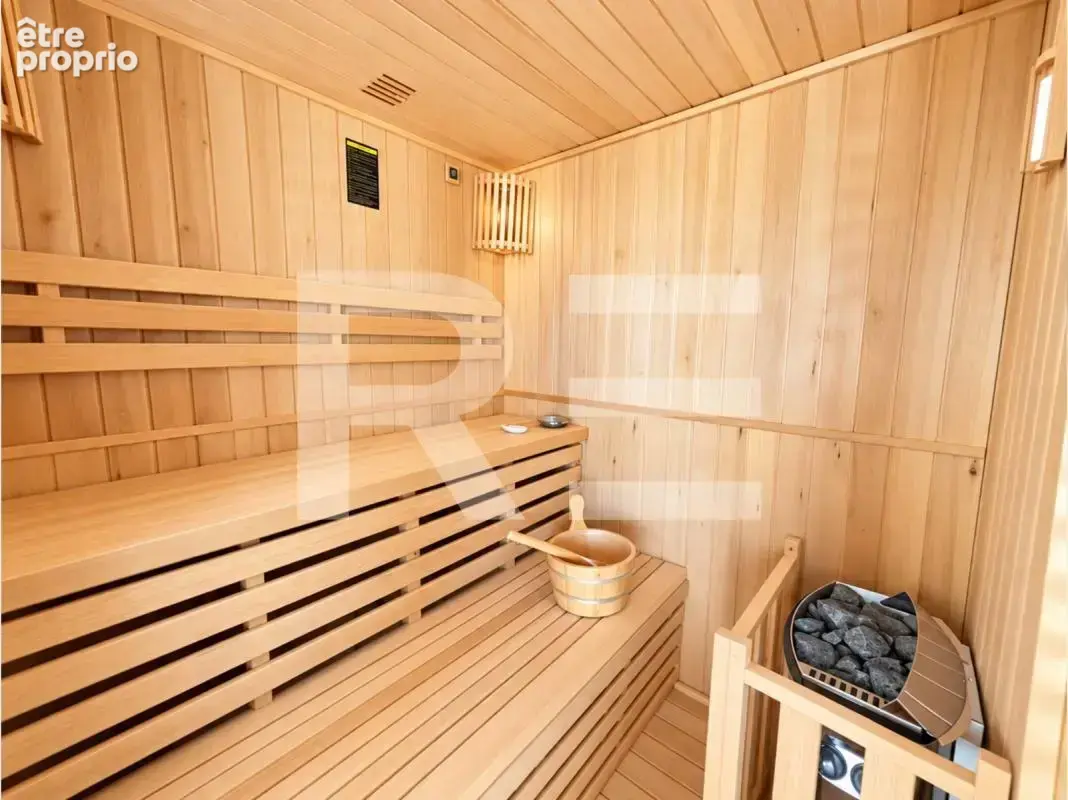 Villa 220 m², 6 chambres, piscine, jacuzzi et double garage - photo 8