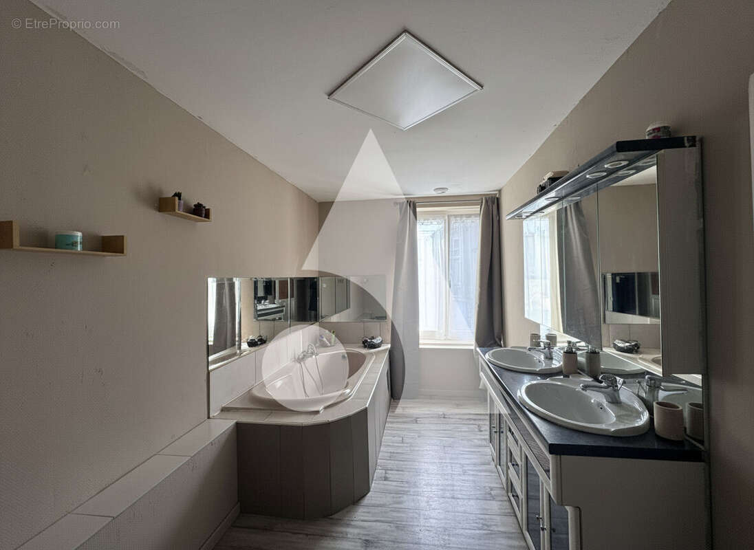 Maison avec volumes généreux et fort potentiel - Chermisey - photo 8