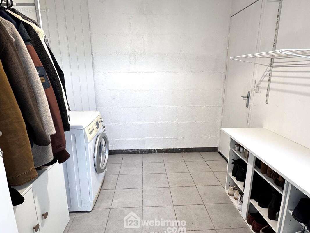 Allons à l'espace buanderie donnant accès au garage - Maison à LISSES