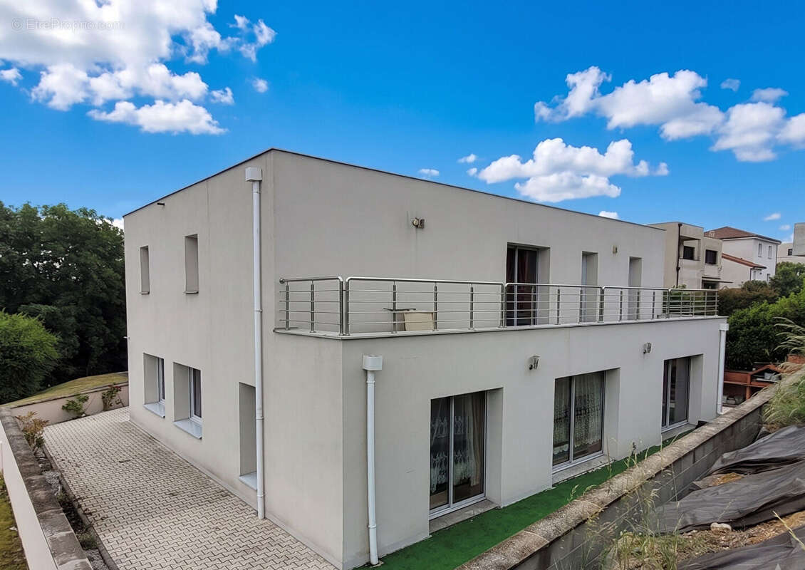 LE PUY coteau Recherché: Maison récente 269 m² sur 560 m² de terrain - photo 7