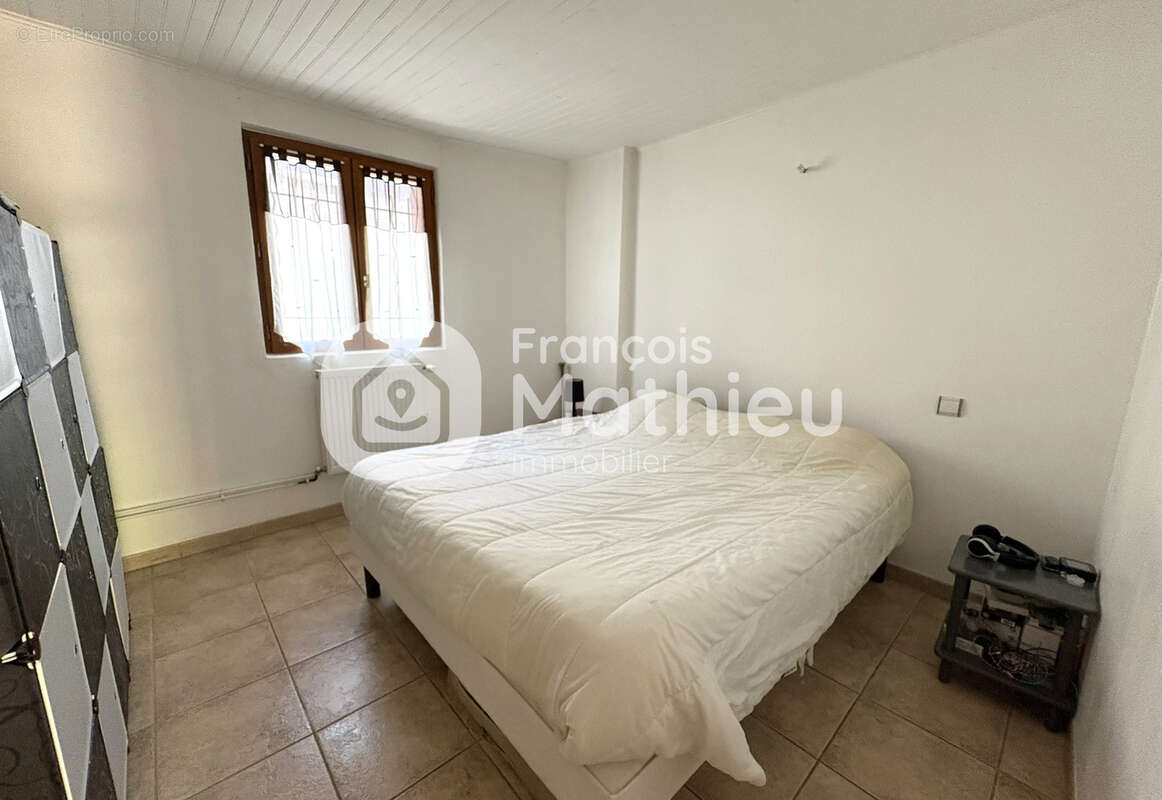 LE PLANTAY - Grande maison 4 chambres et bureau avec grand garage sur 696 m2 de terrain - photo 9