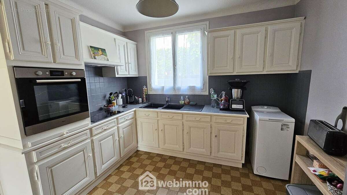 Une autre vue de la cuisine.