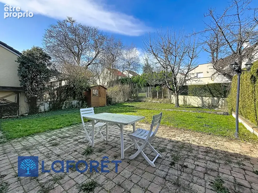 Spacieuse maison traversante avec cheminée et jardin à Saint-Germain-en-Laye, proche Lycée International - photo 2