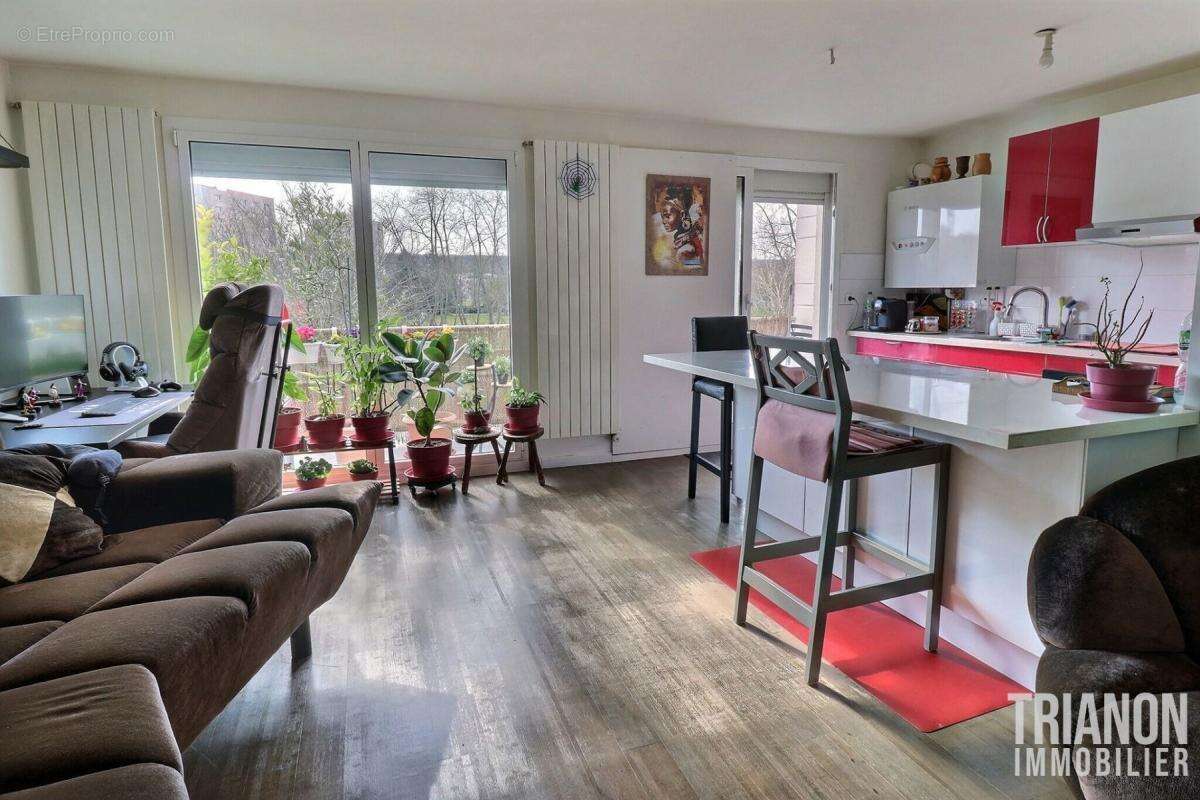 Appartement à LES CLAYES-SOUS-BOIS