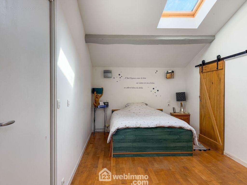une chambre sur parquet massif, - Maison à MONTOURNAIS