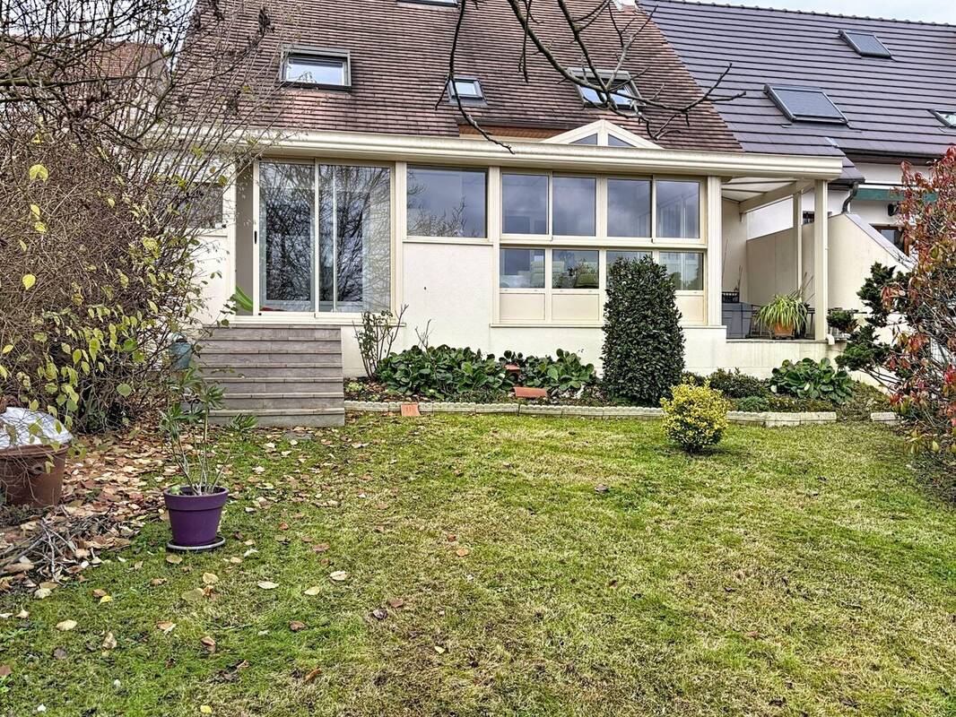 Façade côté jardin. - Maison à SACLAY