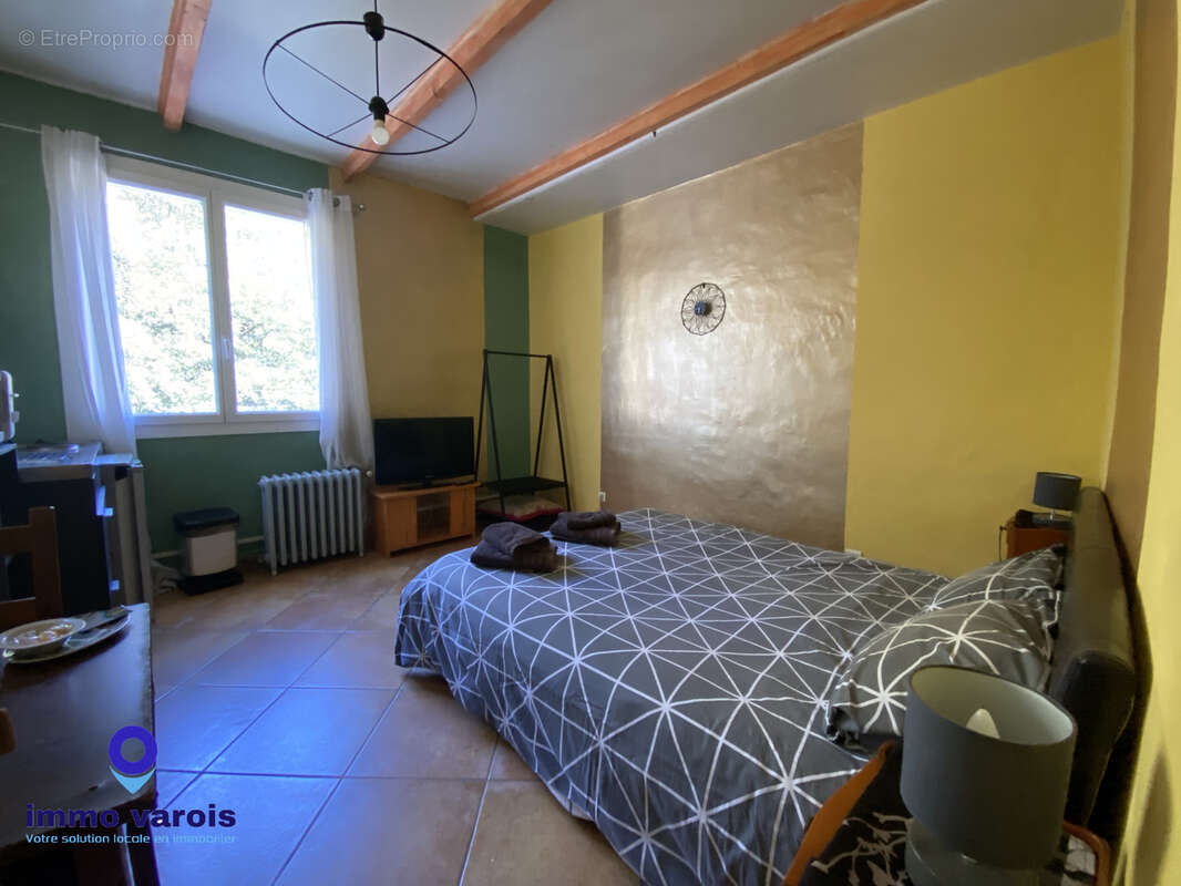 Signes :  En exclusivité : Propriété d'env.390m2 composée de plusieurs appartements sur 7000 m2 de terrain. - photo 16