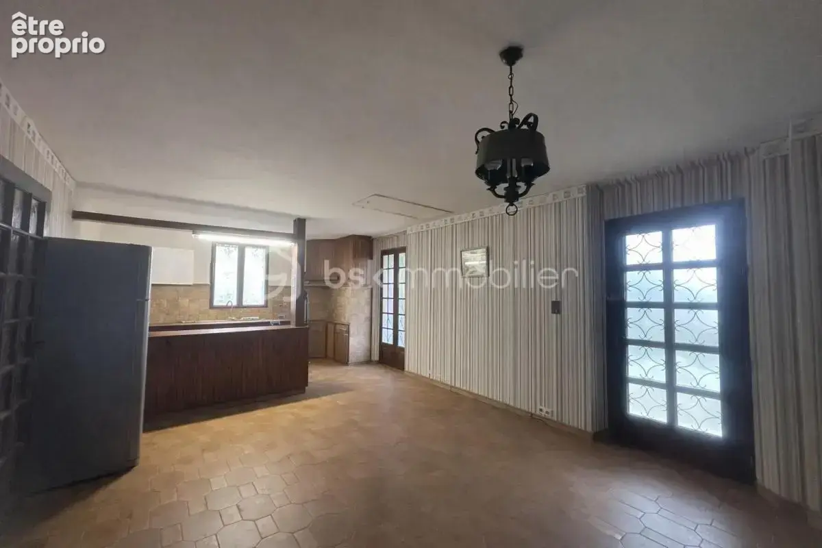 En campagne, une  villa traditionnelle spacieuse à renover ! Sur Saint-Julien-les-Rosiers - photo 3