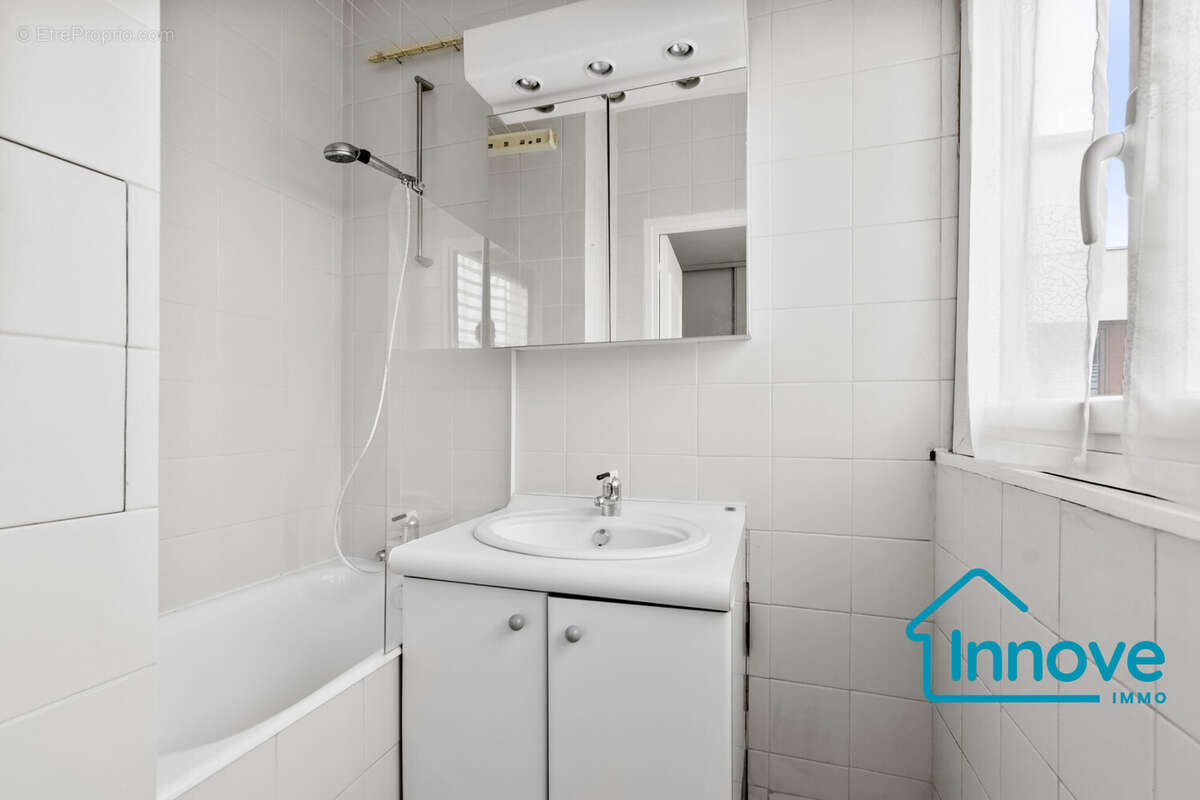 Sale d&#039;eau attenante à la chambre - Appartement à VAUCRESSON