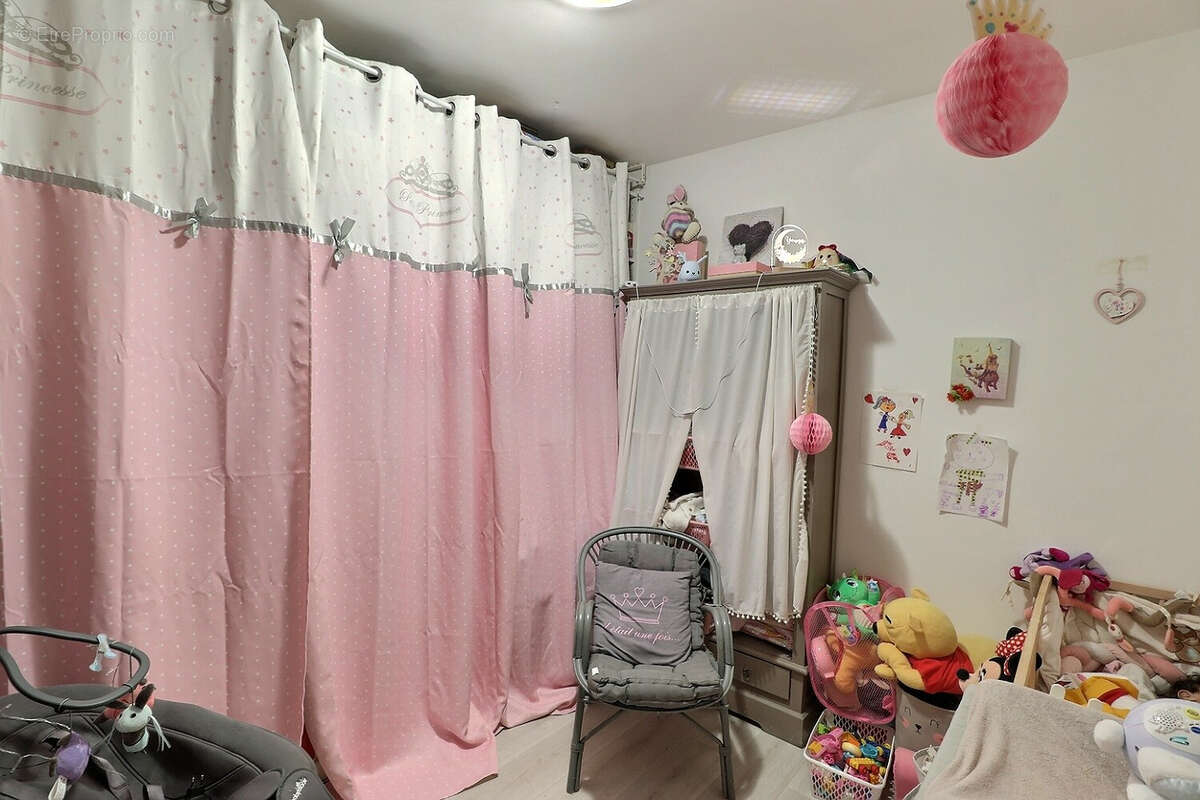 Appartement à ENTRAIGUES-SUR-LA-SORGUE