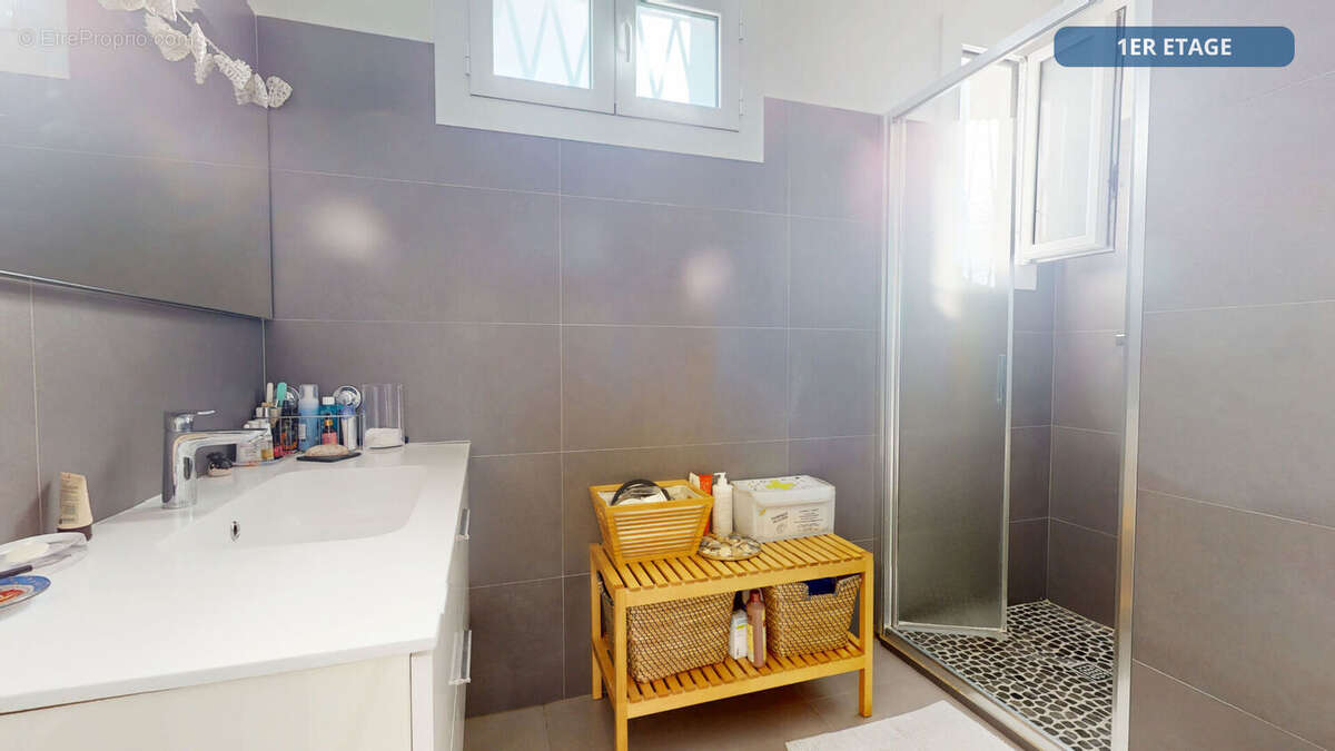 Villeneuve-Loubet, à deux pas du littoral, maison individuelle divisée en 2 beaux appartements - photo 9
