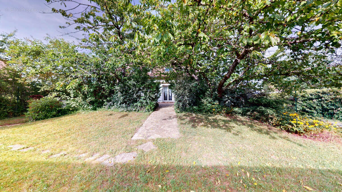 A SAINT-MAURICE-MONTCOURONNE - Maison traditionnelle sur sous-sol total - 8 Pièces - Jardin & Terrasse - photo 17