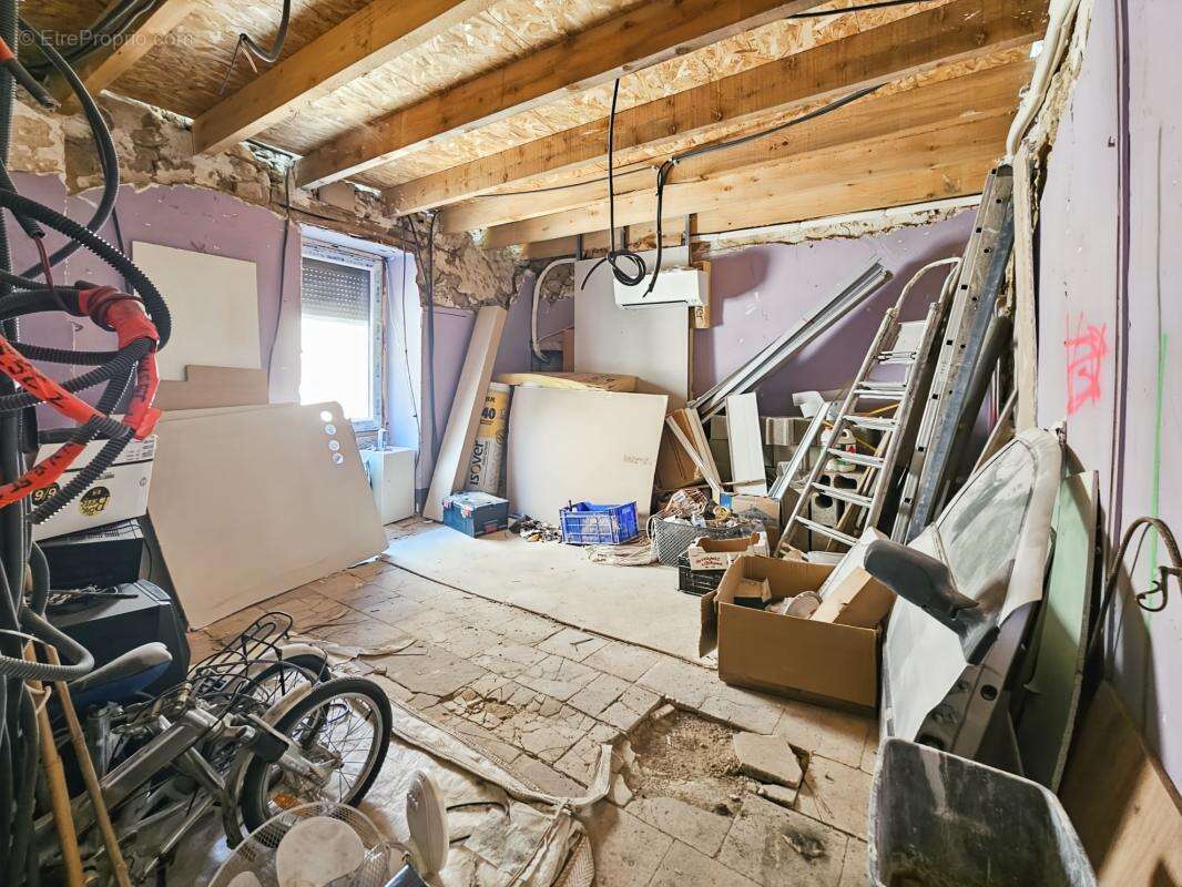 À Vendre à Montfrin - Maison de village de 67m² avec garage - photo 3